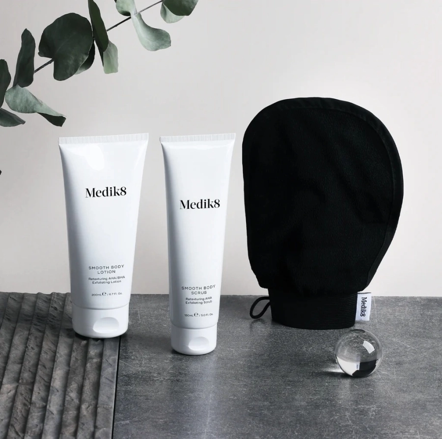 Medik8 Smooth Body Exfoliating Kit Odmładzający system kwasów AHA i BHA dla suchej i szorstkiej skóry 150 ml | 200 ml