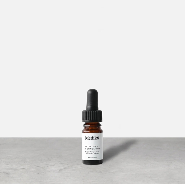 Medik8 Intelligent Retinol 3TR Przeciwstarzeniowe serum do twarzy z witaminą A 0,3% 4 ml